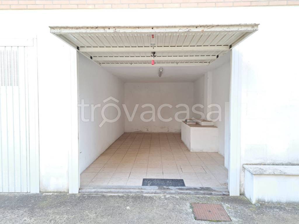 Garage in affitto a Viterbo via Villanova, 19