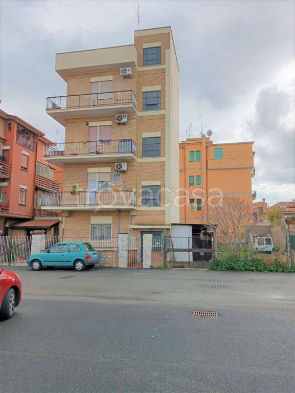 Appartamento in vendita a Roma via Francesco Ierace
