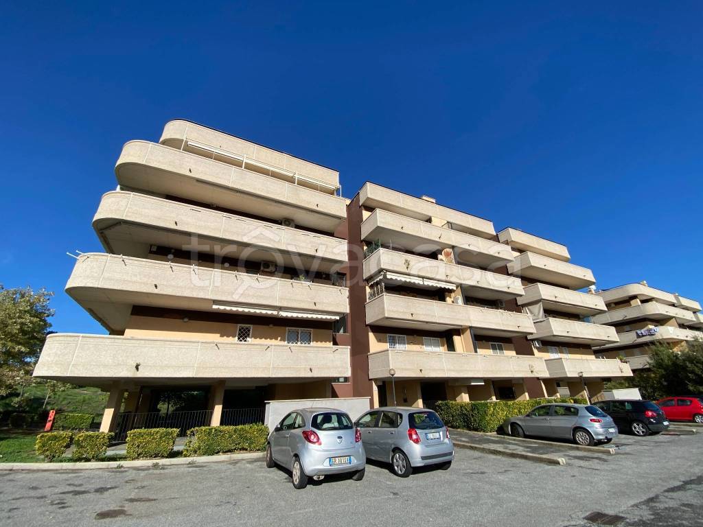Appartamento in vendita a Roma via Valentino Cerruti, 46