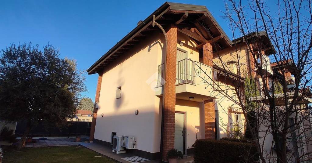 Villa a Schiera in vendita a Lonate Pozzolo via Savona, 12