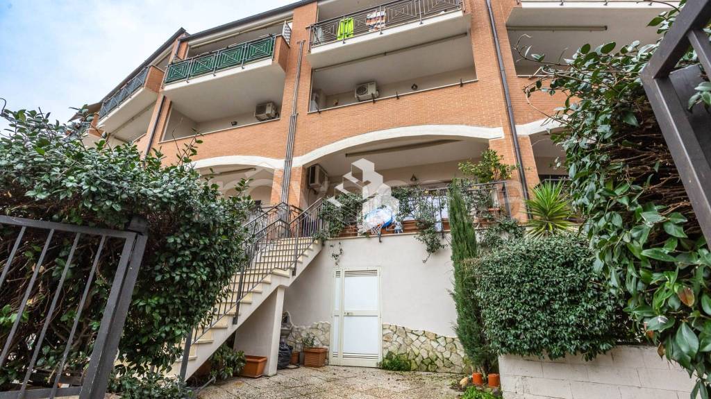 Appartamento in vendita a Roma via Scarmagno, 28