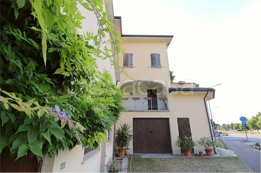 Villa Bifamiliare in vendita a Fabbrico viale De Amicis, 66