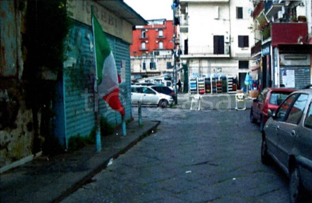 Negozio all'asta a Napoli via Antonietta De Pace, 32