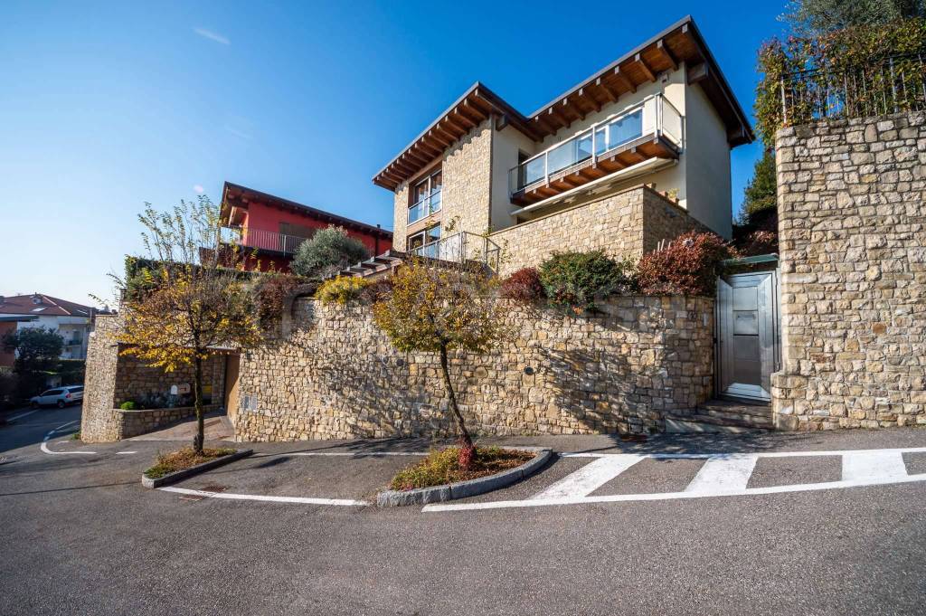Villa in vendita a Nembro via Ponchielli