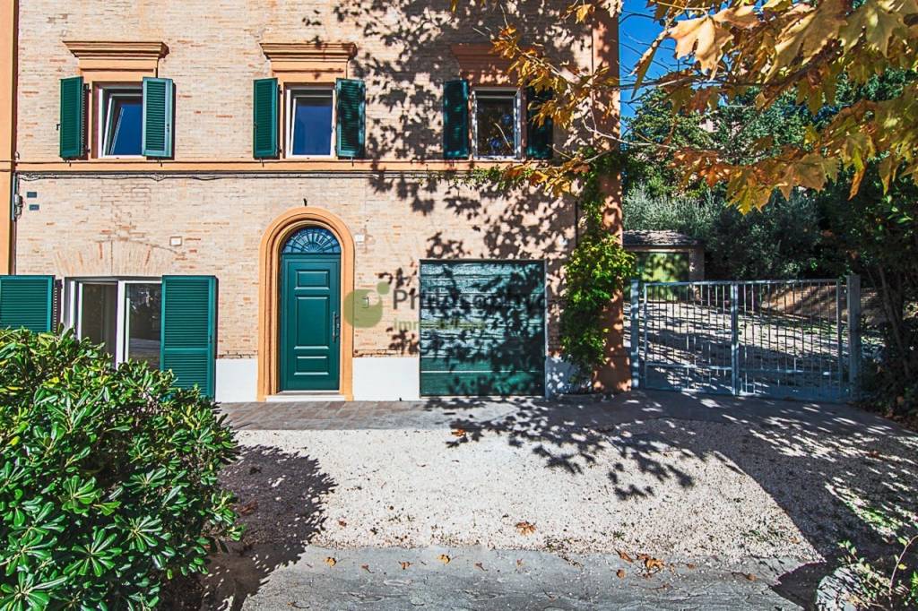 Villa Bifamiliare in vendita a Montecassiano via Guglielmo Oberdan
