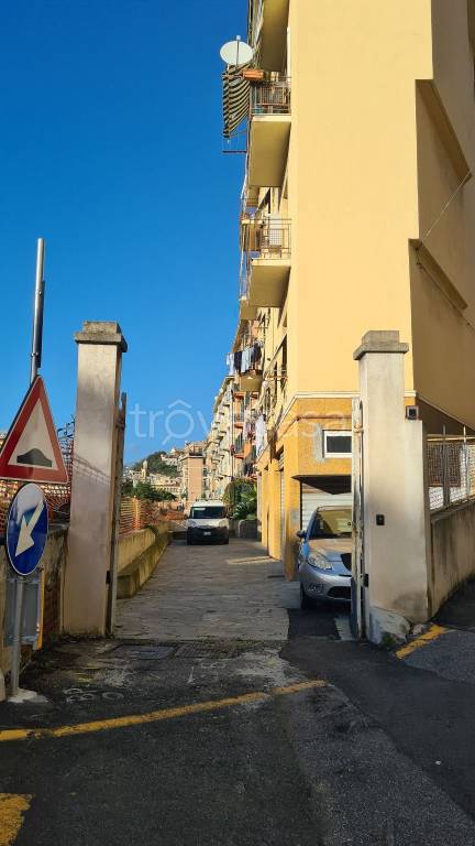 Magazzino in vendita a Genova via Castelluccio, 4A