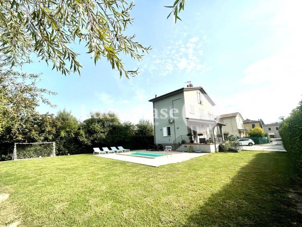 Villa in affitto a Lucca via Sarzanese,, 2438