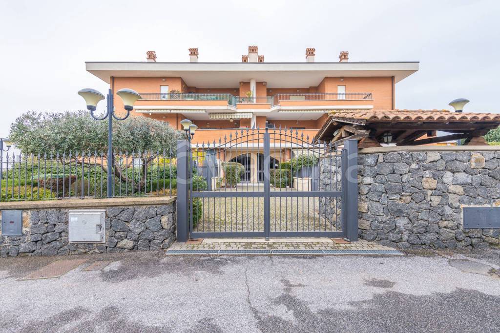 Appartamento in vendita a Roma via Anagnina, 491C