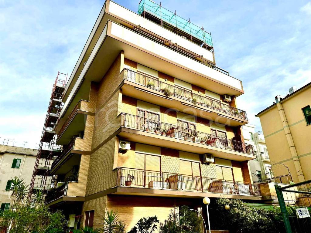 Appartamento in vendita a Roma via Alamanni, 4