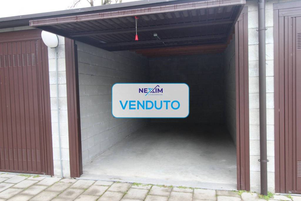 Garage in vendita a Cura Carpignano via Caduti in Guerra, 24
