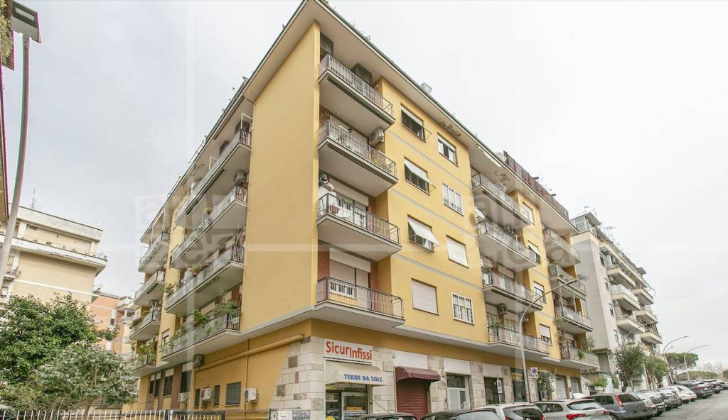 Appartamento in vendita a Roma via Luigi Ronzoni