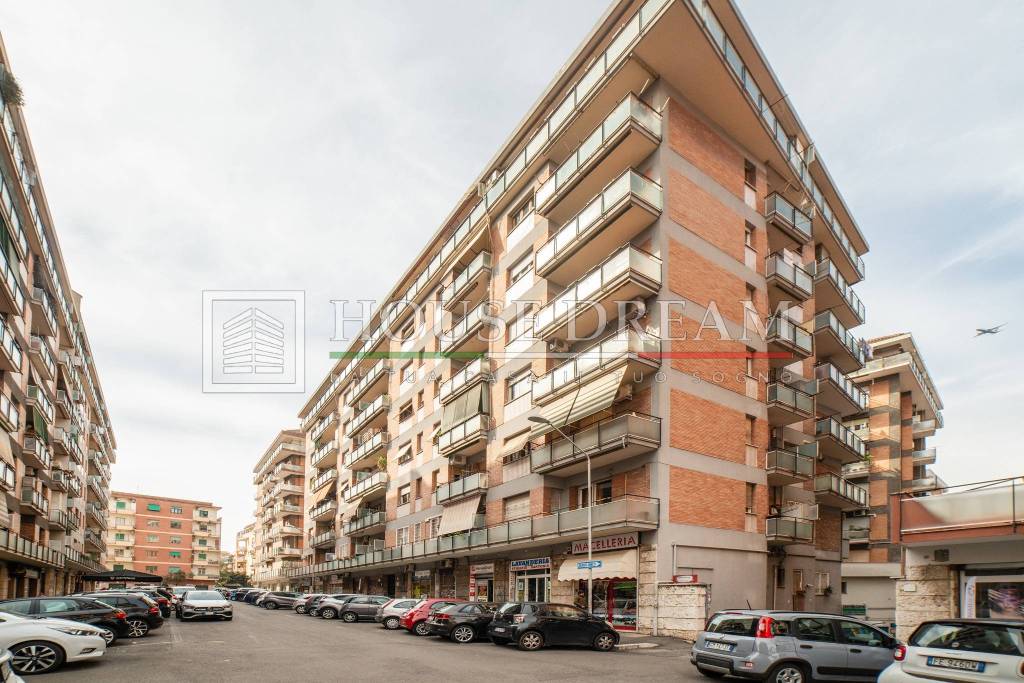 Appartamento in vendita a Roma via Curzio Rufo, 28