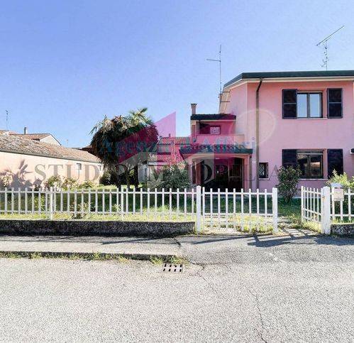 Villa a Schiera in vendita a Castelmassa via Eugenio Montale 1