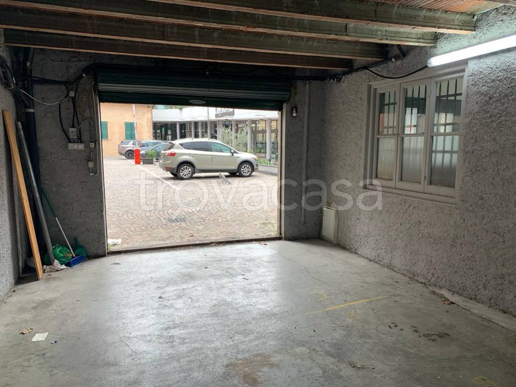 Garage in vendita a Genova via Geirato
