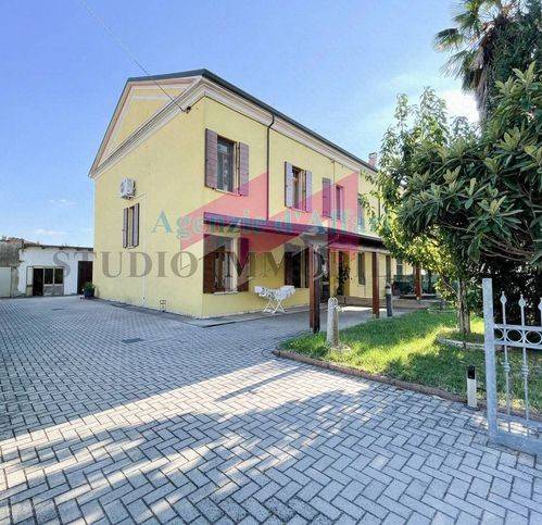 Villa in vendita a Castelmassa via San Martino 46