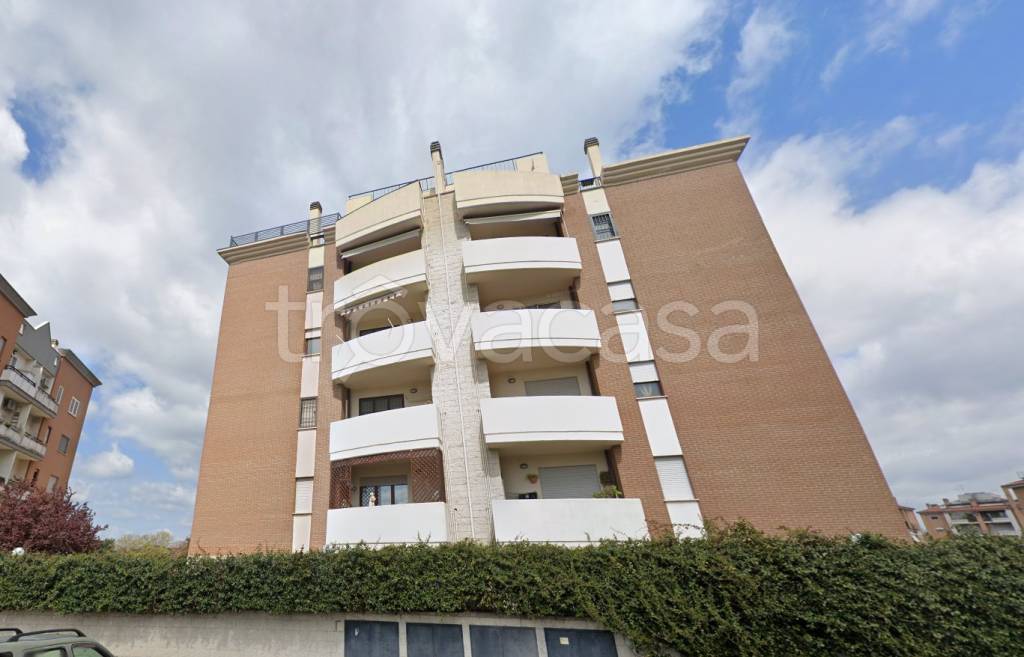 Appartamento in vendita a Roma via Pallanza, 35