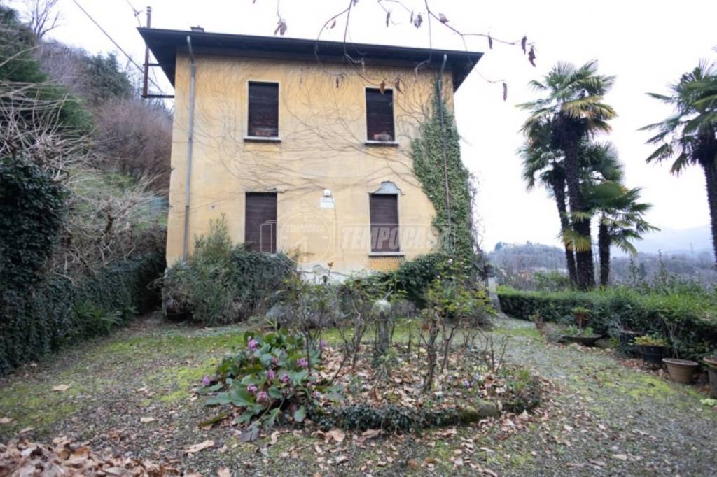 Villa in vendita ad Airuno via Vittorio Veneto 4