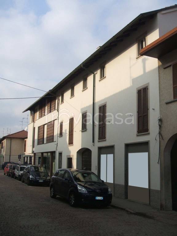 Negozio in vendita a Lonate Pozzolo via Vittorio Veneto