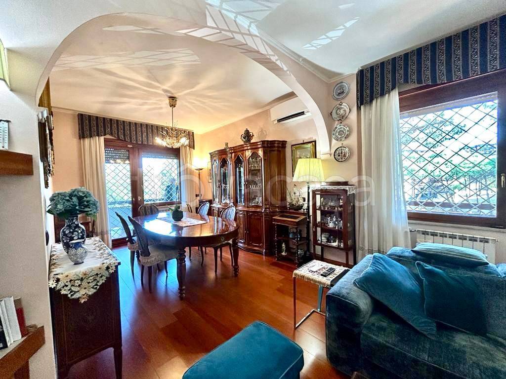Appartamento in vendita a Roma via Vitaliano Brancati, 51