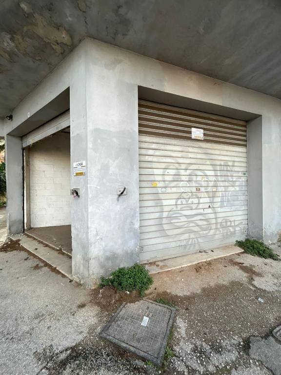 Garage in vendita a Pomezia via Silvio Pellico