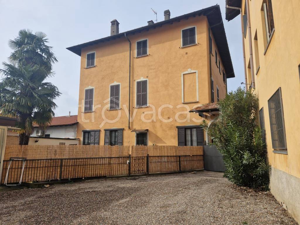 Appartamento in vendita a Lonate Ceppino via Cesare Battisti, 1