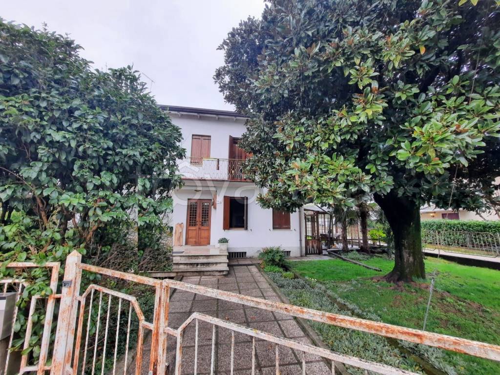 Villa Bifamiliare in vendita a Castelfranco Veneto via Bella Venezia