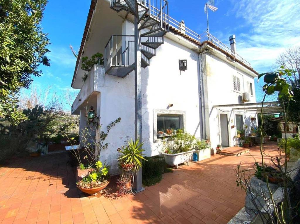 Villa Bifamiliare in vendita a Bacoli via Giovenale, 118