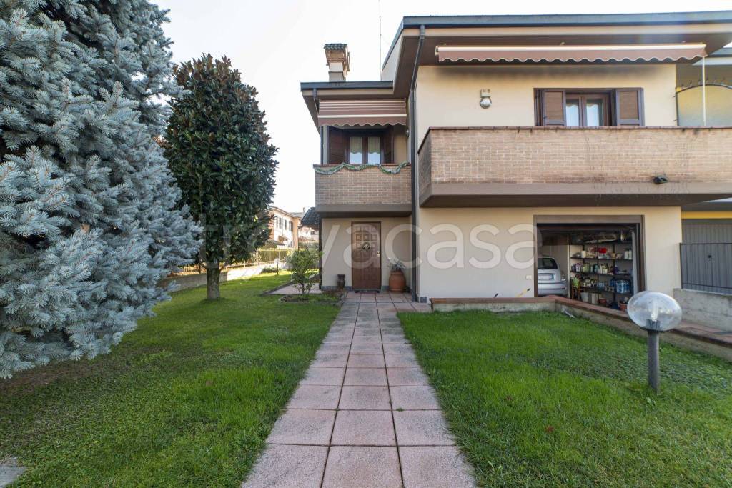 Villa Bifamiliare in vendita a Codogno via Monsignor g. Gennari