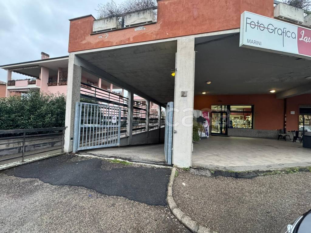 Magazzino in vendita a Viterbo via Ticino