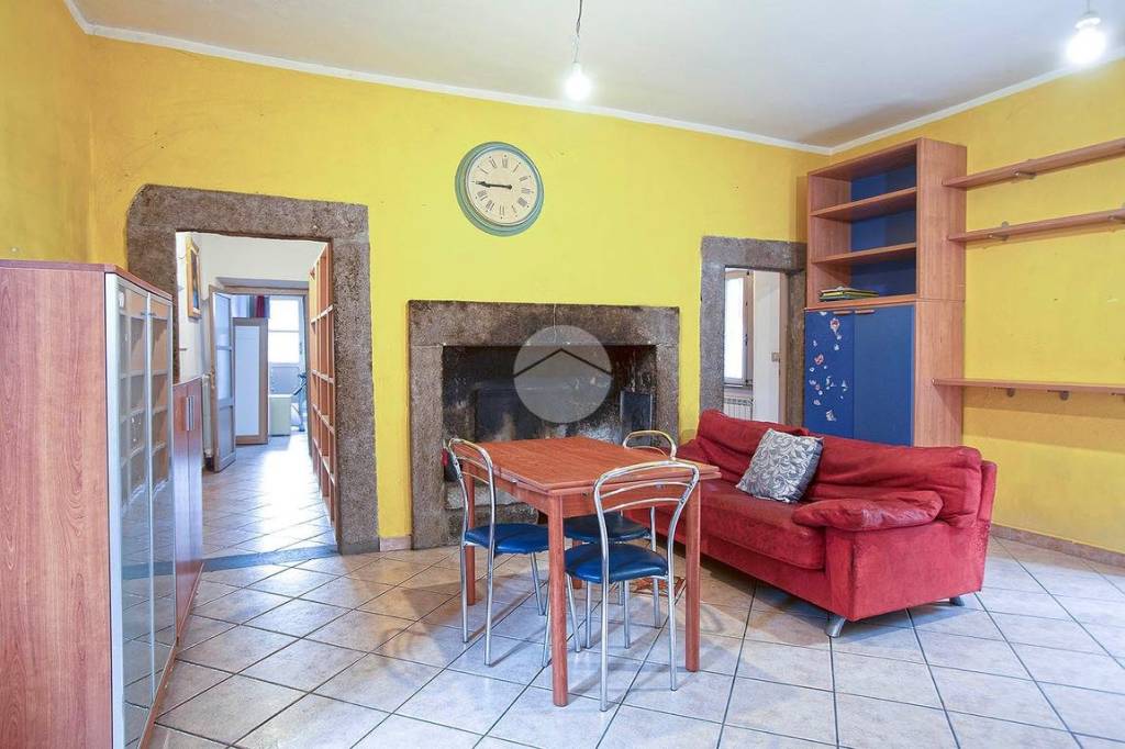 Appartamento in vendita a Viterbo via Borgolungo, 35