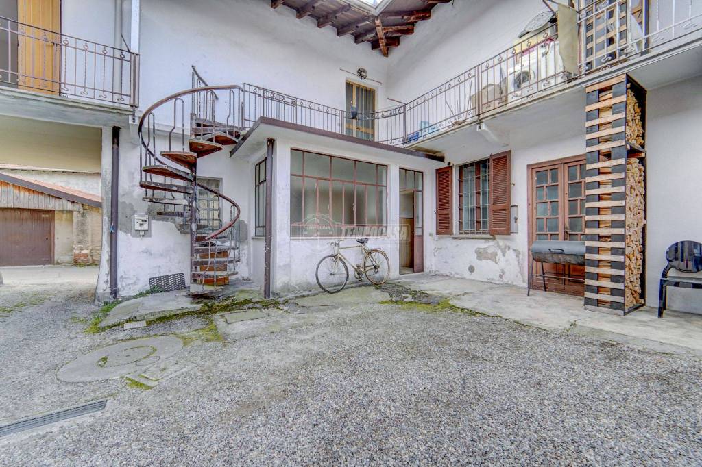 Casa Indipendente in vendita ad Arsago Seprio via Cattaneo