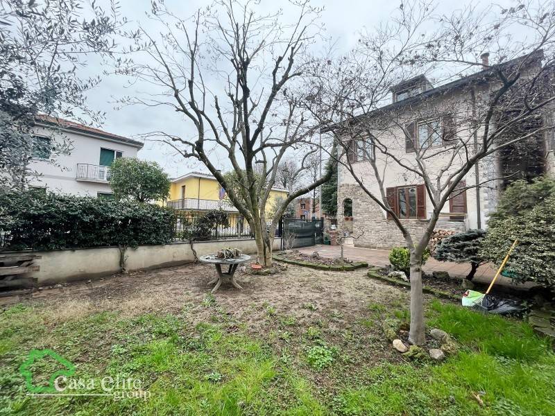 Villa in vendita a Vizzolo Predabissi via Giuseppe Garibaldi, 1