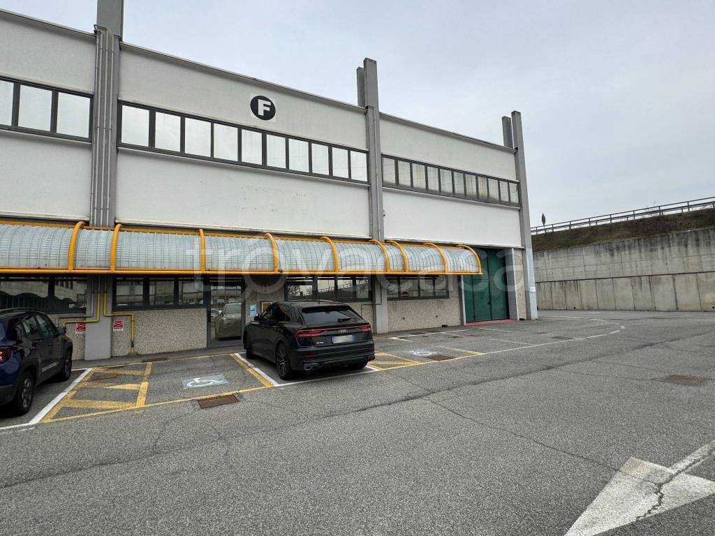 Capannone Industriale in affitto a Caponago