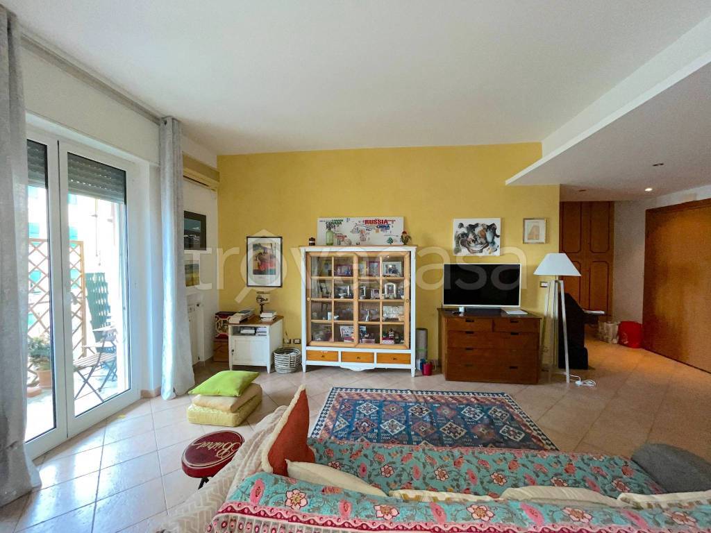 Appartamento in affitto a Genova via Federico Donaver
