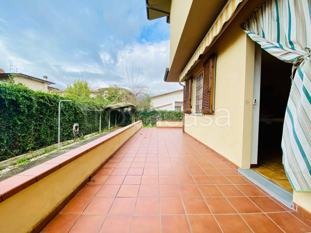 Villa Bifamiliare in affitto a Pietrasanta via Goldora