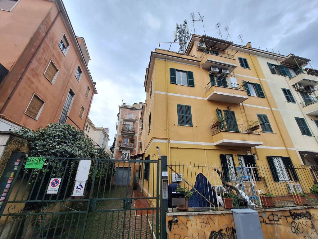 Appartamento in vendita a Roma via dei Ciclamini