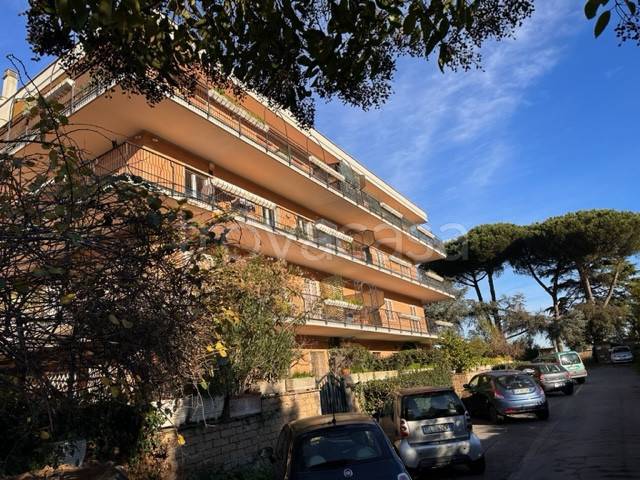 Appartamento in vendita a Roma via Cassia