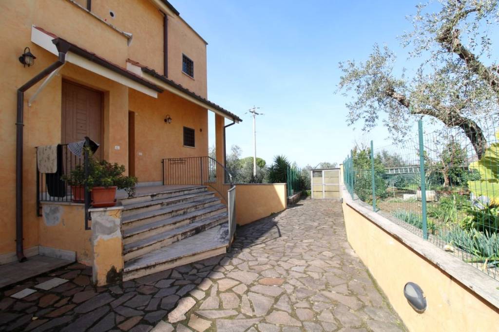 Villa a Schiera in vendita a Fara in Sabina via Roma, 210