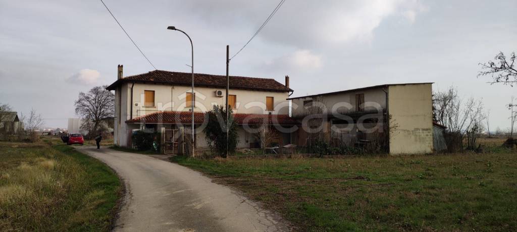 Casale in in vendita da privato a Carlino strada Laotri, 8