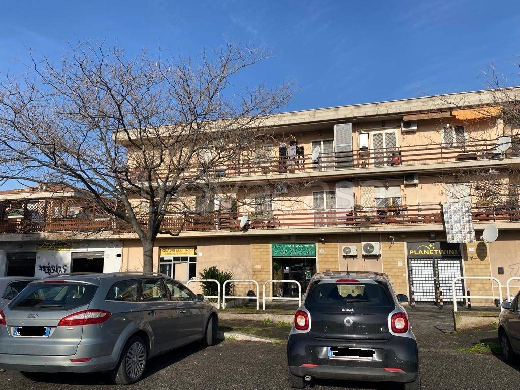 Appartamento in vendita a Roma via di Torre Morena, 136