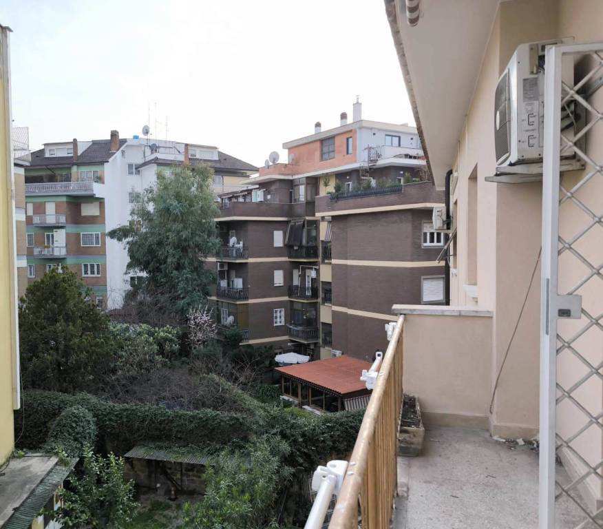 Appartamento in vendita a Roma via Grazia Deledda