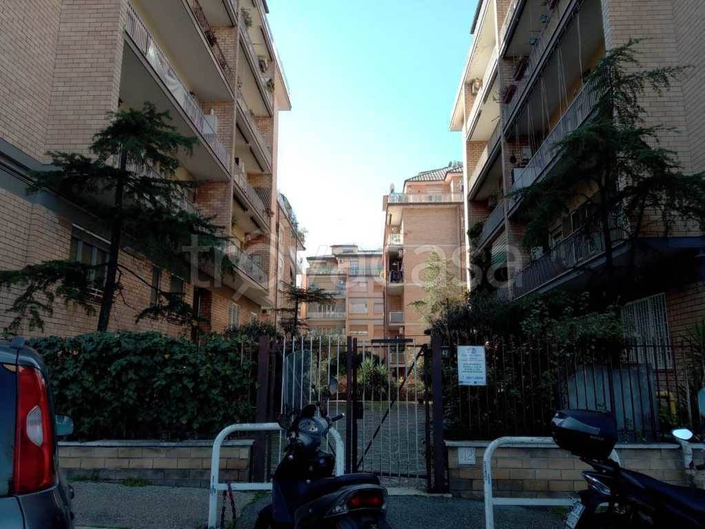Appartamento in vendita a Roma via alfredo comandini