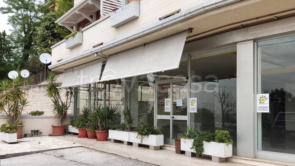Negozio in vendita a Porto Sant'Elpidio via Camillo Benso Cavour, 243 63821
