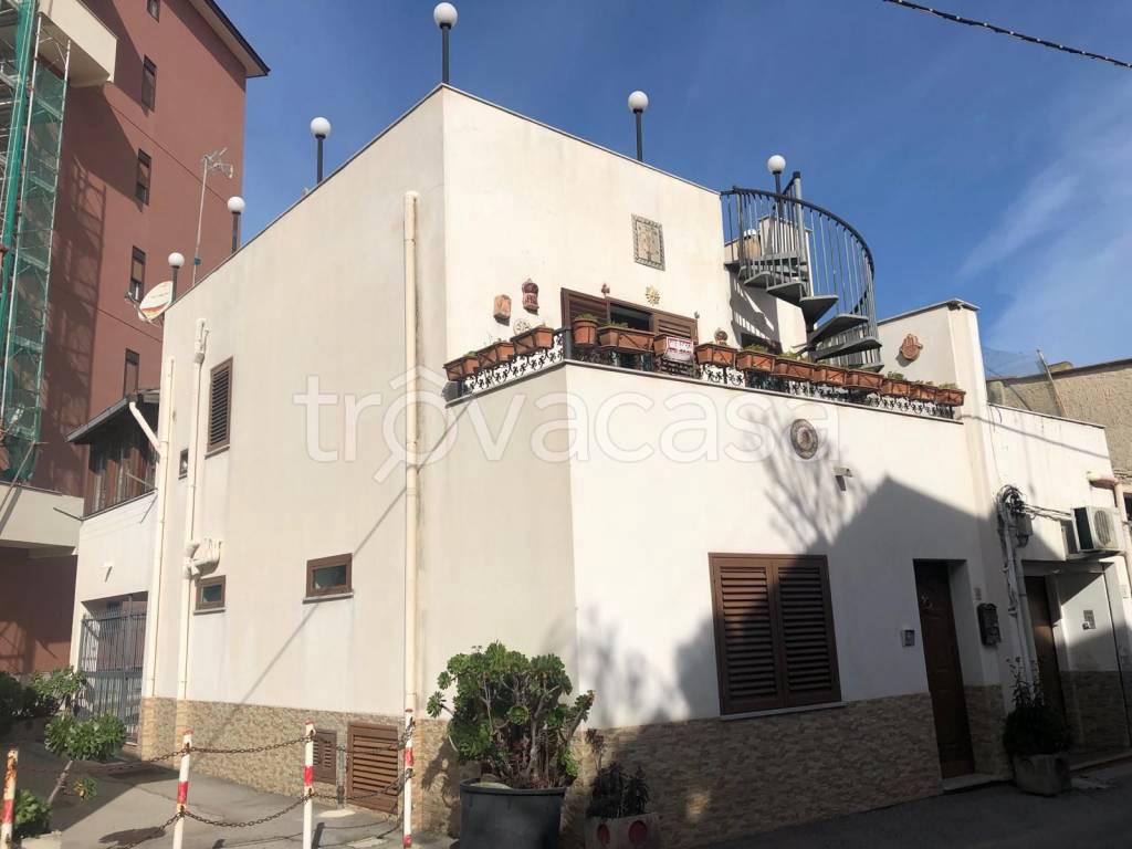 Casa Indipendente in vendita a Palermo via Cavallacci Monreale, 4
