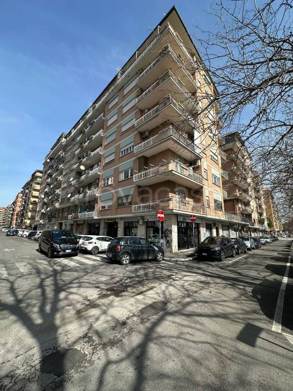 Appartamento in vendita a Roma via Teano, 247