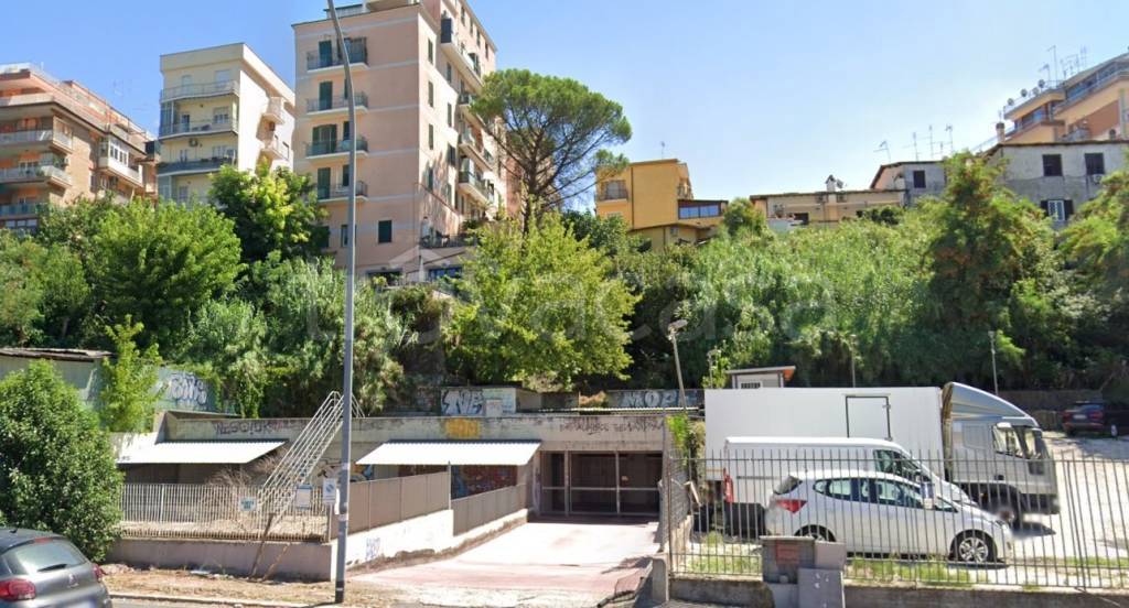 Garage in affitto a Roma via Mattia Battistini, 120