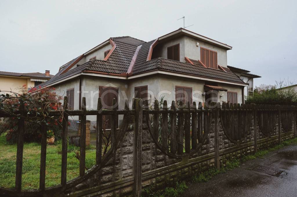 Villa in vendita a Pieve Porto Morone via fermi