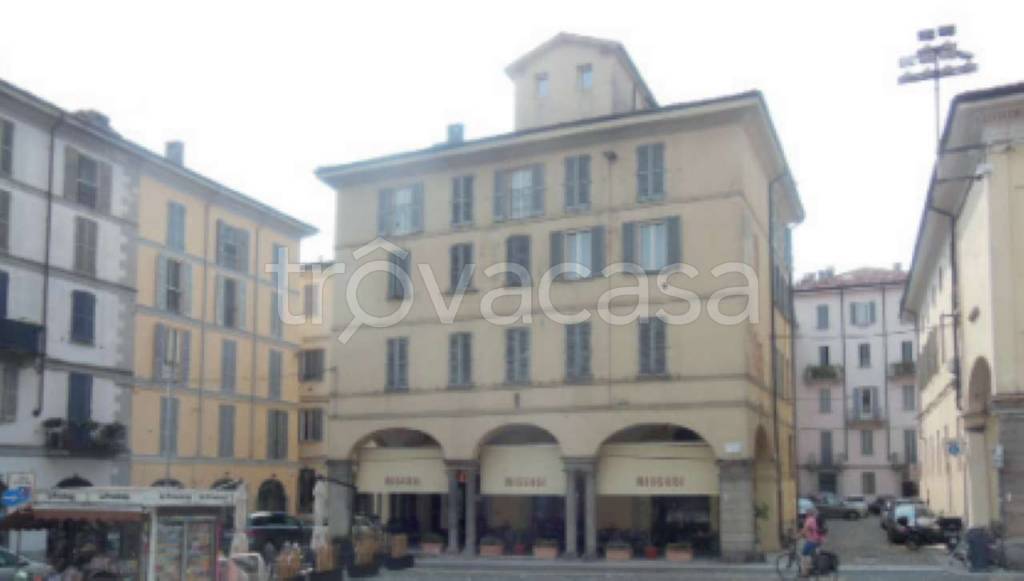 Filiale Bancaria in vendita a Pavia piazza Duomo 14