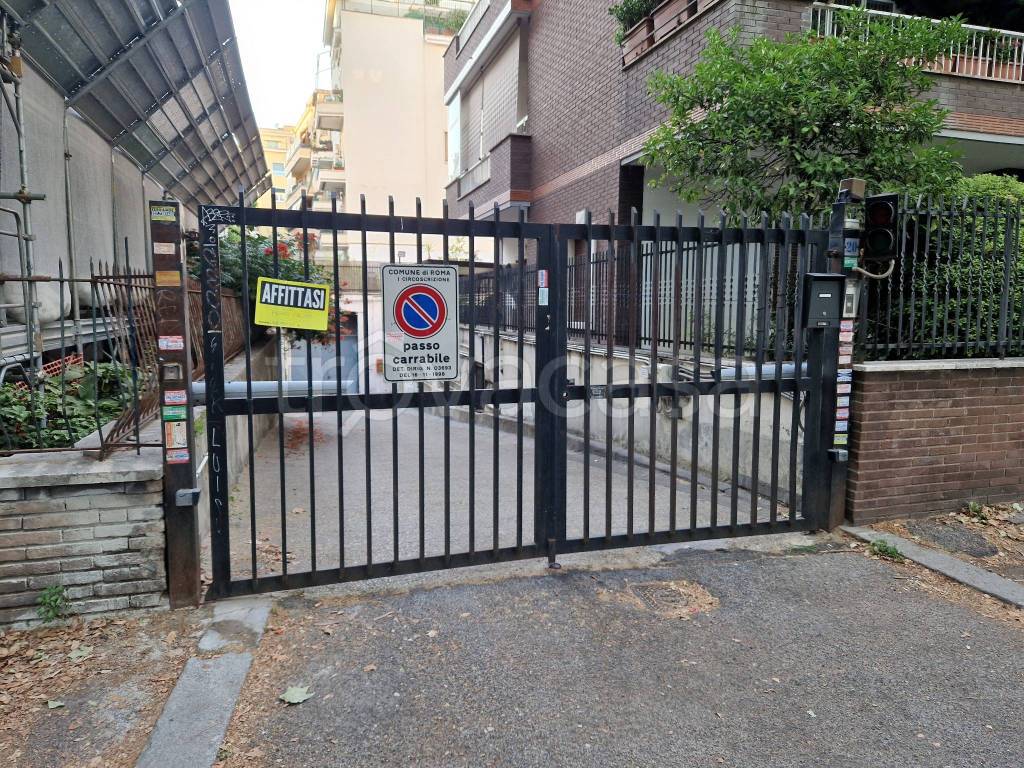 Garage in affitto a Roma viale Manlio Gelsomini, 24
