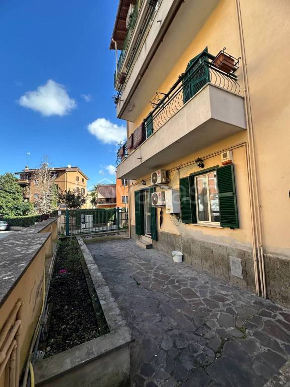 Appartamento in vendita a Roma via Sotto il Monte, 11